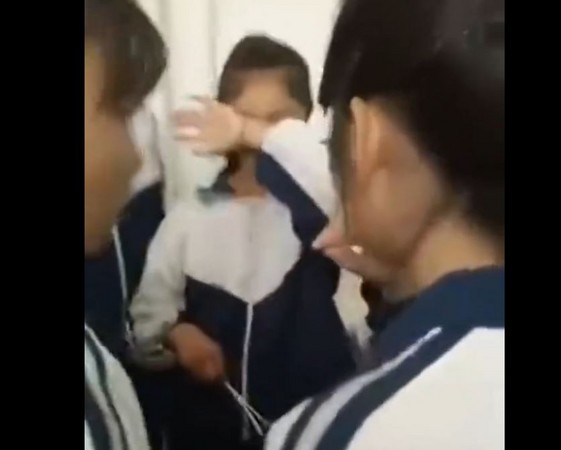 ▲▼陝西一名少女遭12名女同學輪流打巴掌。（圖／翻攝網易）