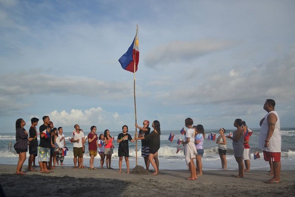 ▲DAKILA組織成員在南海進行插旗活動。（圖／翻攝自DAKILA臉書）