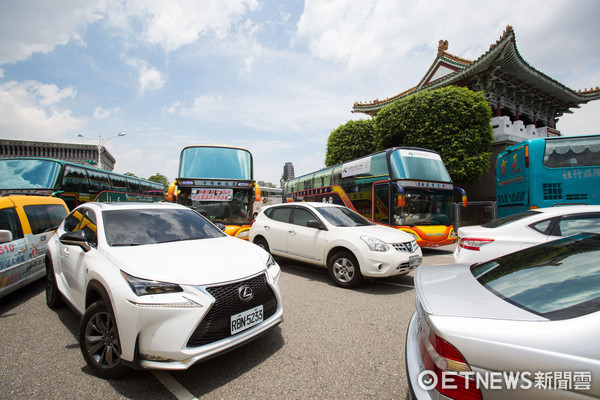 ▲新北市遊覽車工會包圍交通部,包圍景福門抗議。（圖／記者季相儒攝）