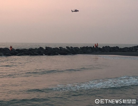 ▲南巡局第五二岸巡大隊、台南海巡隊、空中勤務總隊、高雄市消防局茄萣消防分隊等單位，結合陸海空投入救援工作，截至晚間8時止，均尚未尋獲，將持續執行入夜搜救任務。（圖／南巡局提供）