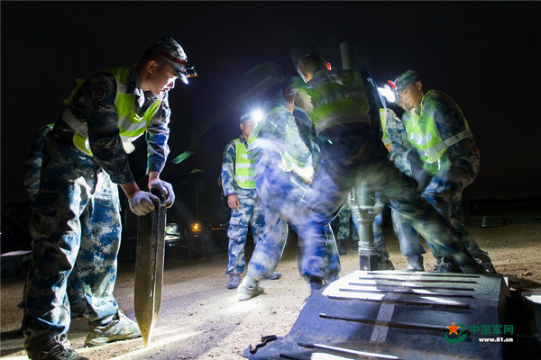 ▲解放軍「藍盾-17」演習中的「實彈抗擊」12日在渤海灣區舉行。（圖／翻攝自《中國軍網》）