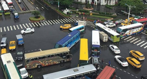 ▲新北市遊覽車駕駛員職業工會13日發動成員將遊覽車開往台北市博愛特區、台北火車站一帶，癱瘓北市交通。（圖／Kyle Tu授權）