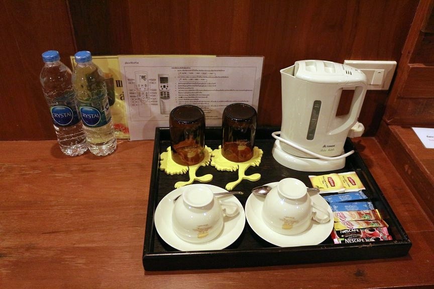 飯店房間沖泡式咖啡，沖泡式茶包，熱水壺，常溫水，常溫礦泉水，茶杯，玻璃杯，瓶裝水。（圖／記者蔡玟君攝）