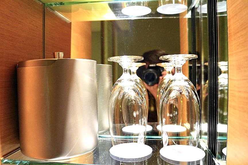飯店房間玻璃杯，透明玻璃杯，酒杯，冰塊桶，冰桶。（圖／記者蔡玟君攝）