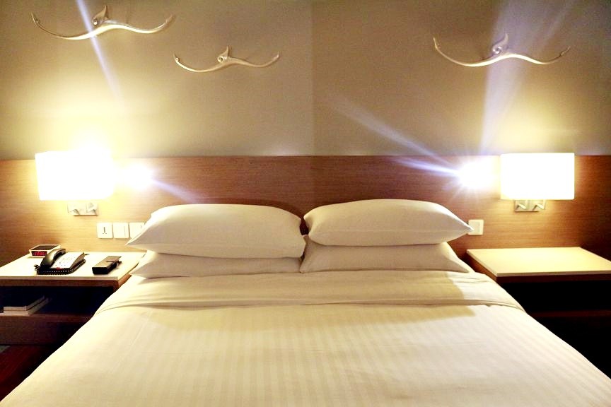 飯店枕頭，枕頭套，被套，床單，床邊燈。（圖／記者蔡玟君攝）