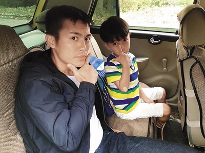 范逸臣最近在中國拍戲，劇中小男孩與他有很多對手戲。（翻攝自范逸臣臉書）