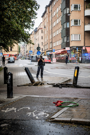 瑞典又傳卡車衝撞事件，1計程車司機受傷。（圖／路透社）