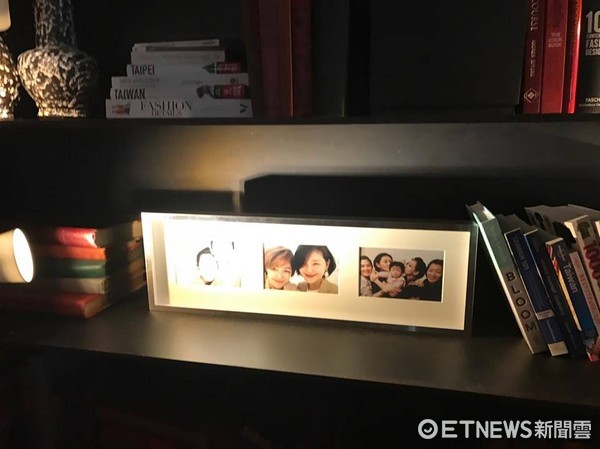 汪小菲在飯店內擺了很多大S與小孩的照片。（圖／記者黃子瑋攝）