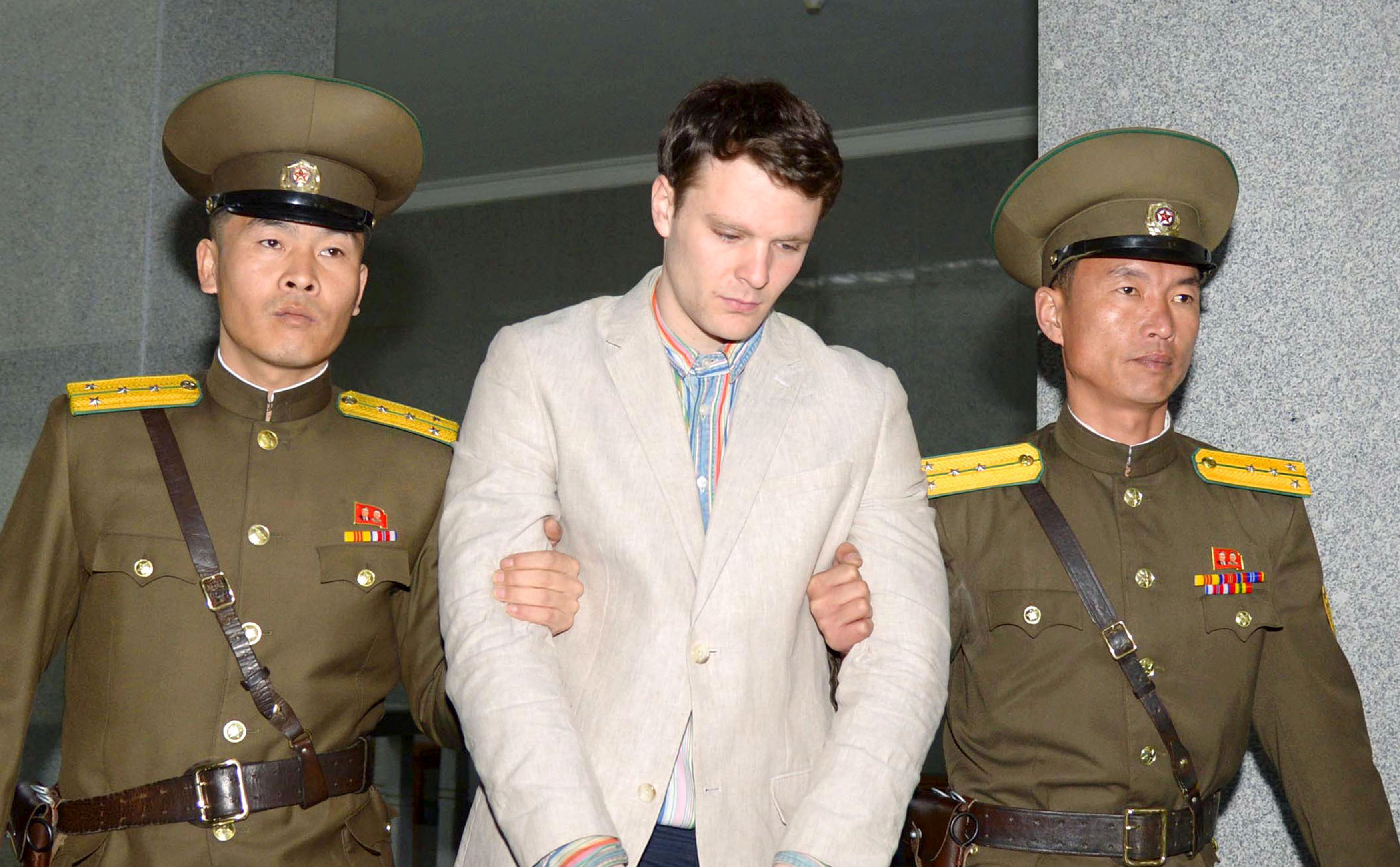 ▲▼美國大學生溫畢爾（Otto Warmbier）因企圖攜帶北韓政治標語回美，遭判處15年勞改。（圖／路透社）