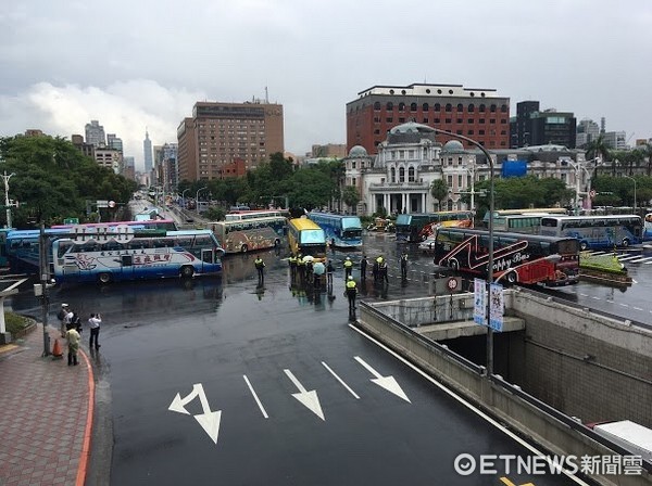 ▲遊覽車業者上街抗爭，癱瘓台北交通。（圖／記者吳書瑜攝）