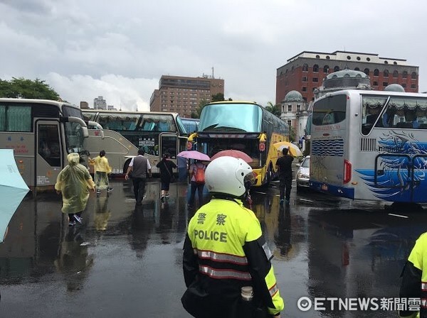 ▲遊覽車業者上街抗爭，癱瘓台北交通。（圖／記者吳書瑜攝）