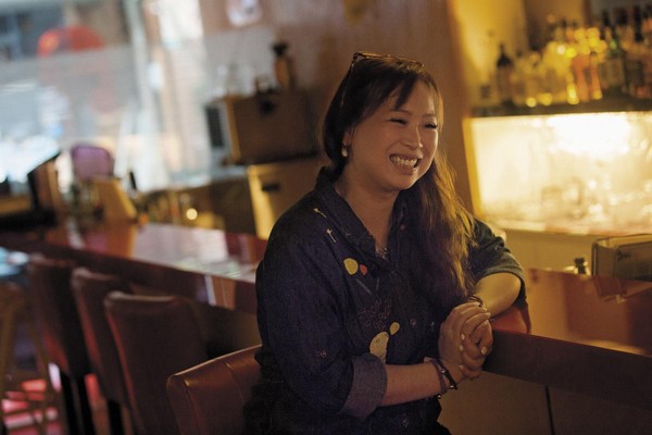 酒吧開門之前，席耶娜坐在乾淨發亮吧檯前，分享條通內工作12年的經驗。