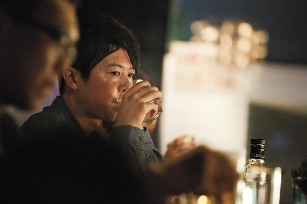 31歲的川村真史，單身未婚，獨自坐在吧檯前喝酒，有時與酒保和小姐搭話。