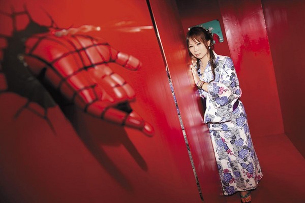 通往洗手間的紅色走廊是席耶娜親手粉刷，背後的畫也是她在華山看展覽時購入。