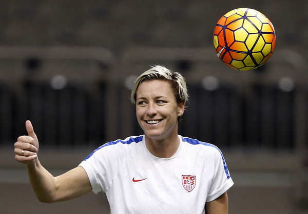 萬巴赫（Abby Wambach）是一位美國女子職業足球運動員，曾獲兩面奧運金牌。她也幫米莉打氣，表示自己也曾在短髮時贏得冠軍，要她別因為外型和短髮感到難過。（圖／達志影像／美聯社）