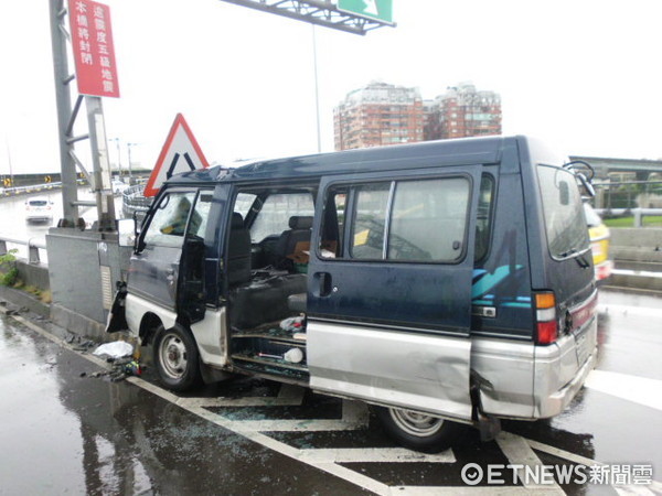 ▲廂型車行經華江橋發生車禍，駕駛腳部有受傷。（圖／記者張曼蘋翻攝）