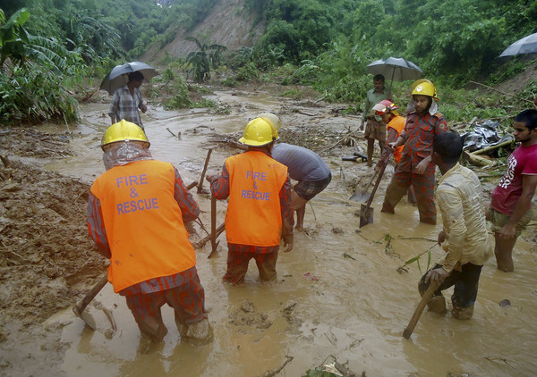 ▲孟加拉東南部地區受到暴雨和土石流侵襲，至少134人罹難，救難人員持續搶救遭活埋的居民。（圖／達志影像／美聯社）