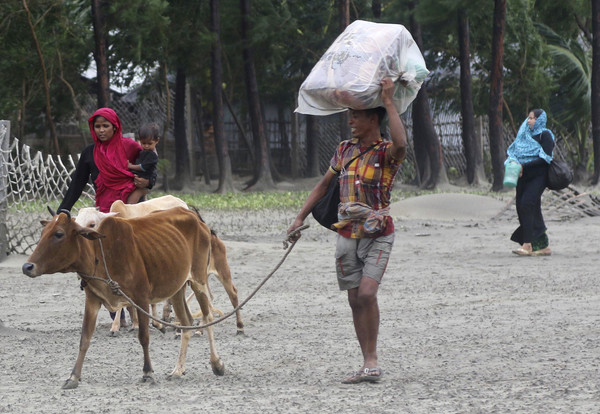 熱帶氣旋「莫拉」肆虐，使得居民無家可歸，只能帶著家畜和貴重物品避難。（圖／達志影像／美聯社）