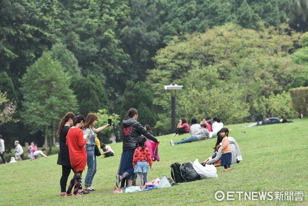 ▲小朋友,小孩,兒童,家長,親子,假日,休憩,公園。（圖／記者李毓康攝）