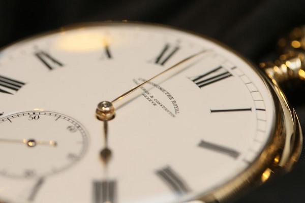 如果你要用現代的標準來看，古董錶其實並非如此完美；然而，手作的溫度與質感，卻是現代錶款所遠遠不及的地方。