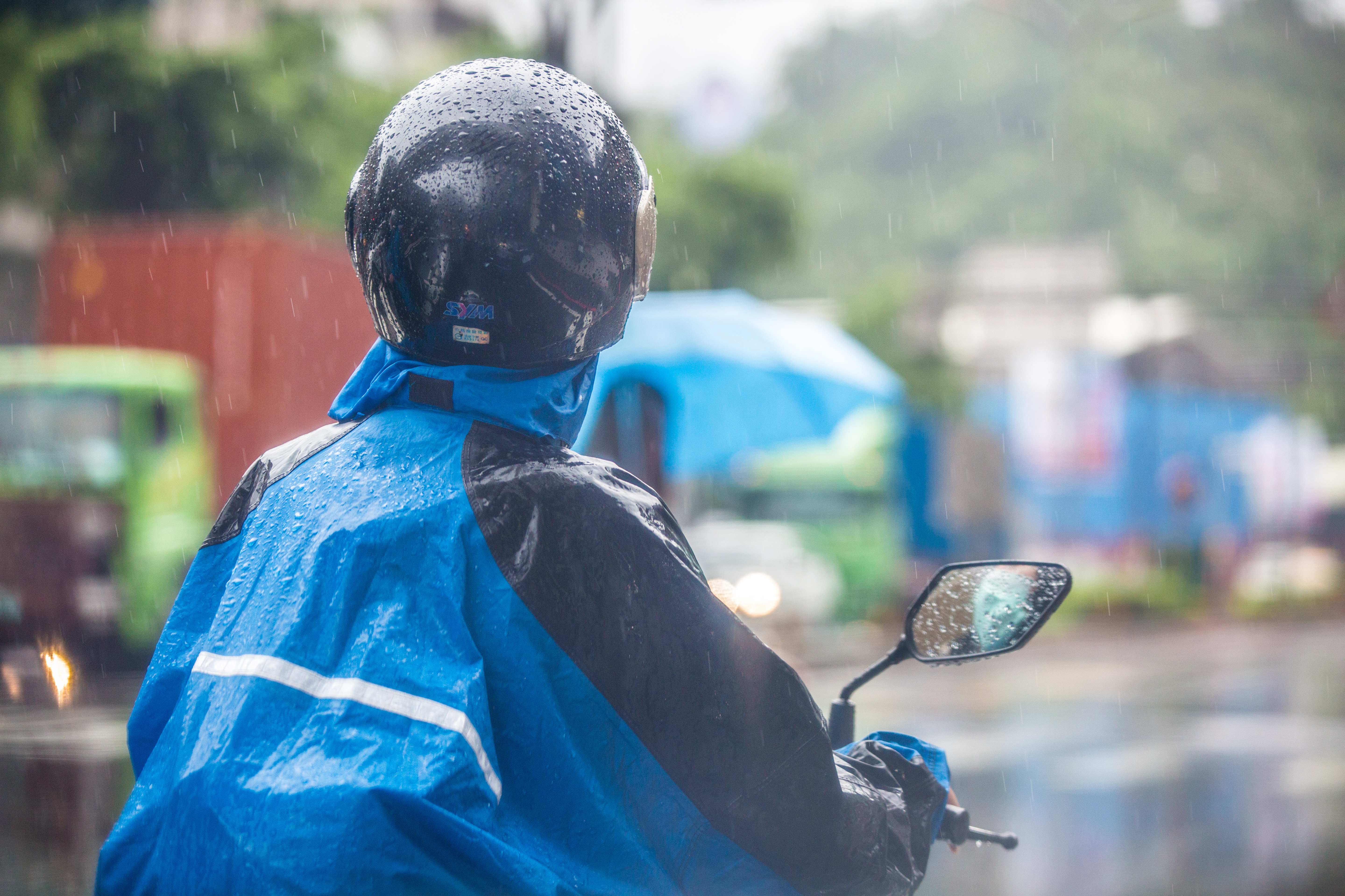 ▲大雷雨,躲雨,午後雷震雨,騎車篇。（圖／記者林世文攝）