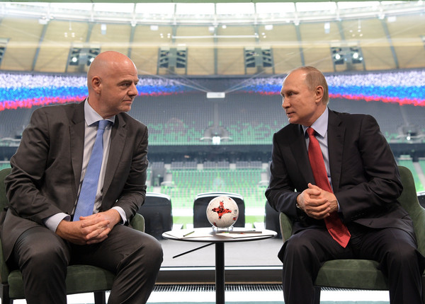 ▲國際足總主席英凡提諾(左)上月在莫斯科會晤普丁的畫面。2018年世足賽定明年6月在俄羅斯舉行。（圖／達志影像／美聯社）