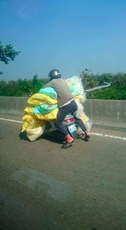 ▲太危險..老伯騎「重機」賺辛苦錢　網嚇呆：怎麼轉彎？（圖／翻攝自爆料公社）