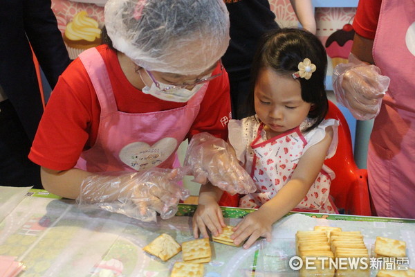 ▲伊甸基金會與台南市古都國際青年商會，邀請智能障礙的青年們首次擔任烘焙小老師，教導小小孩製作手工牛軋餅。（圖／伊甸提供）