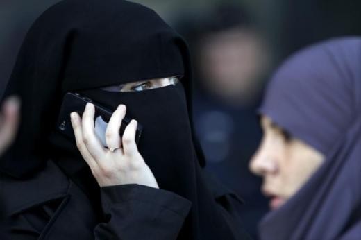 ▲▼ 伊朗女人一直以來被要求穿著遮面黑袍。（圖／路透社）