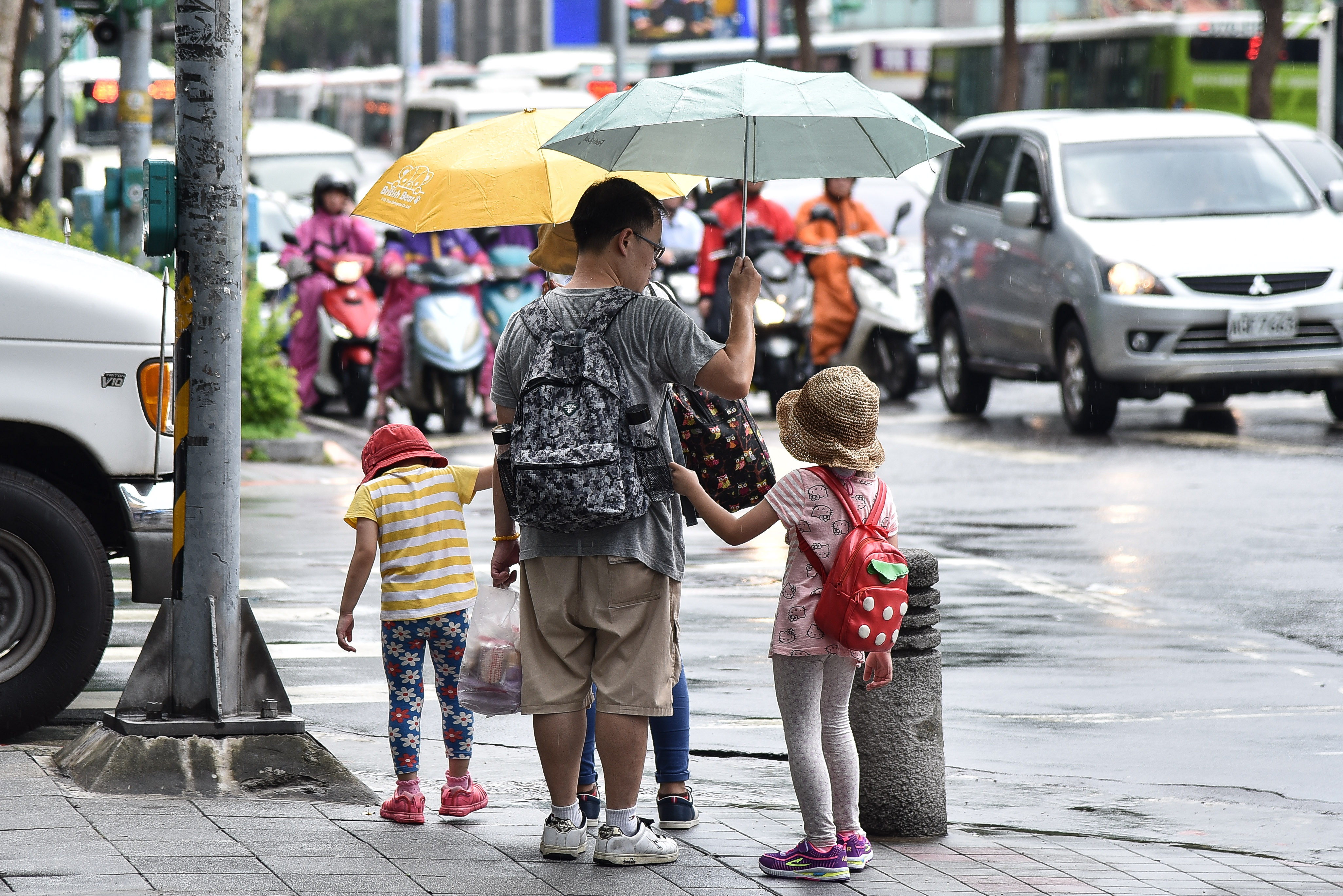 ▲▼下雨,雨天,天氣,豪大雨,雷陣雨,梅雨,降雨,氣象,行人,親子,家長,小孩。（圖／記者李毓康攝）