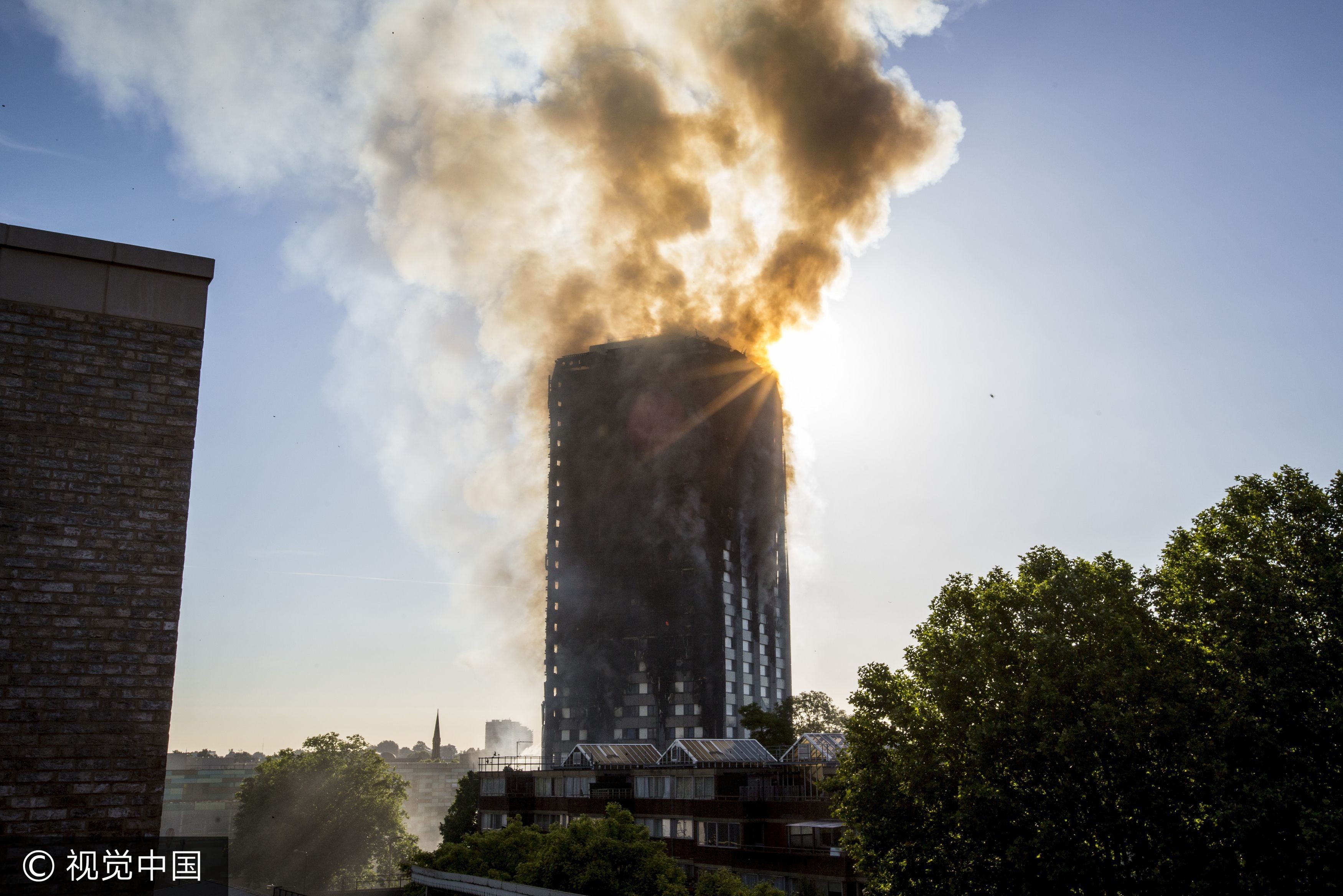 英國倫敦西區24層公寓大樓格蘭菲塔（Grenfell Tower）大火。（圖／CFP）