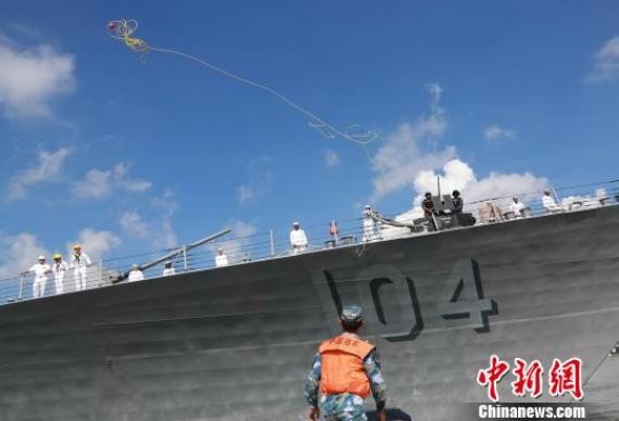 美國海軍第三艦隊的史特瑞特號飛彈驅逐艦（USS Sterett）抵達中國廣東湛江軍港。這是2015年以來美國海軍首次訪問湛江，也是今年美軍艦對中國的首次訪問。（圖／翻攝自中新網）