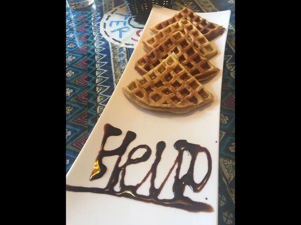 ▲▼送鬆餅盤上竟寫Help！他驚嚇「店員在求救」&hellip;結果笑翻網友。（圖／翻攝爆笑公社）