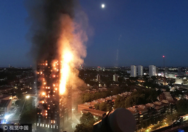 英國倫敦西區24層公寓大樓格蘭菲塔（Grenfell Tower）大火。（圖／CFP）