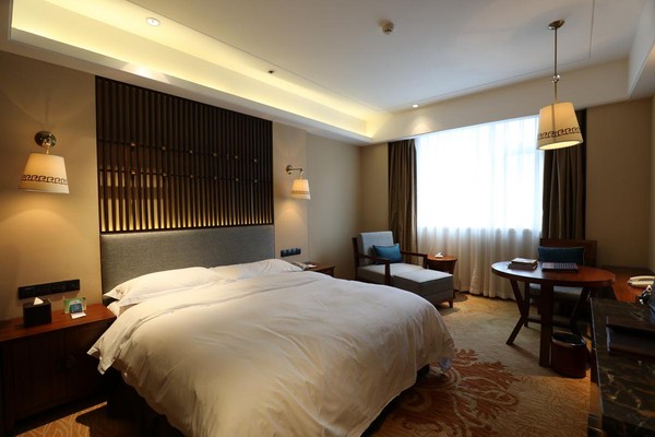 寬敞舒適的客房，柔軟的大床，「日松貢布酒店」是目前日瓦與亞丁最好飯店。