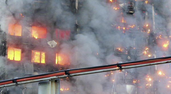 ▲▼倫敦格蘭菲塔Grenfell Tower發生大火，消防員救援（圖／美聯社）