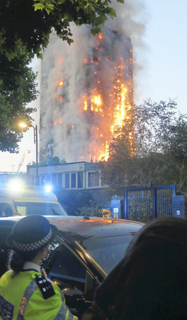 ▲▼倫敦格蘭菲塔Grenfell Tower發生大火，消防員救援（圖／美聯社）