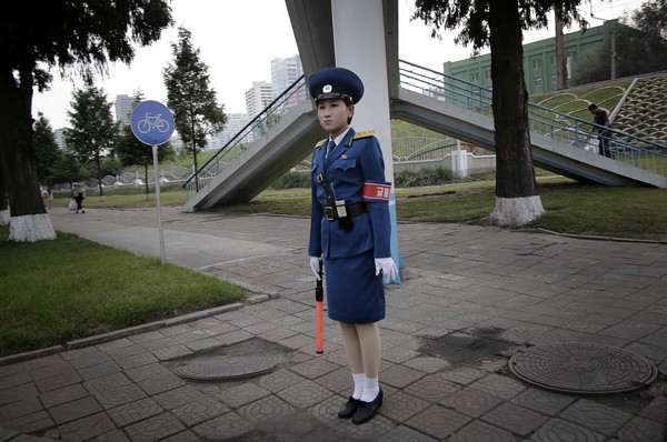 ▲▼北韓女交警選拔超嚴苛，除了要是政府認證的正妹外，還限定「單身」。（圖／達志影像／美聯社）