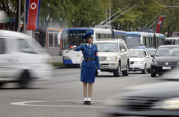 ▲▼北韓女交警選拔超嚴苛，除了要是政府認證的正妹外，還限定「單身」。（圖／達志影像／美聯社）