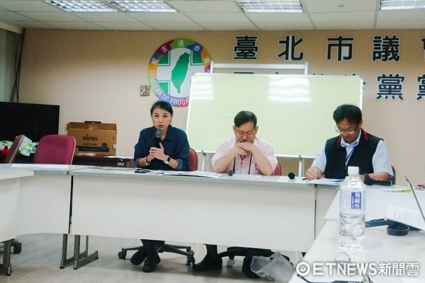 ▲顏若芳召開記者會質疑公運處進行言論審查。（圖／記者陳家祥攝）