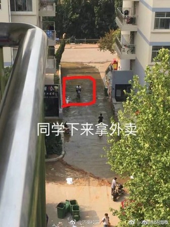 ▲濟南大學被屎水包圍。(圖／翻攝自濟南校園微博)