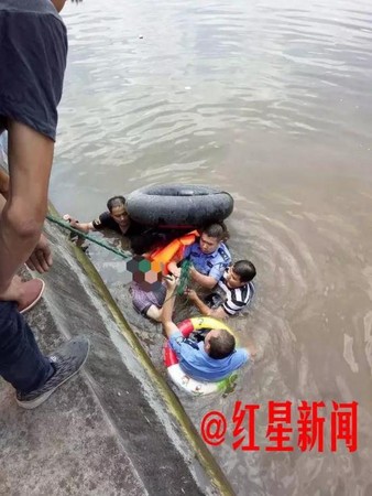 ▲警察跳河救溺水老人　竟被掐脖壓入水中「死也拉你墊背」。（圖／翻攝紅星新聞）