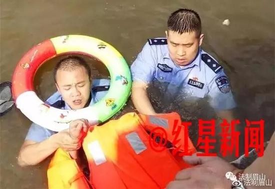 ▲警察跳河救溺水老人　竟被掐脖壓入水中「死也拉你墊背」。（圖／翻攝紅星新聞）