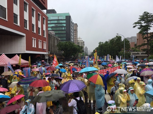 ▲反年金改革團體今天再度到立院抗議。(圖/記者楊佳穎攝)