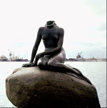 ▲▼丹麥哥本哈根的小美人魚雕像1998年被斷頭（圖／美聯社）
