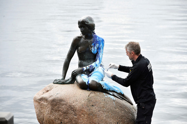 ▲▼丹麥哥本哈根的小美人魚雕像被潑漆（圖／路透社）