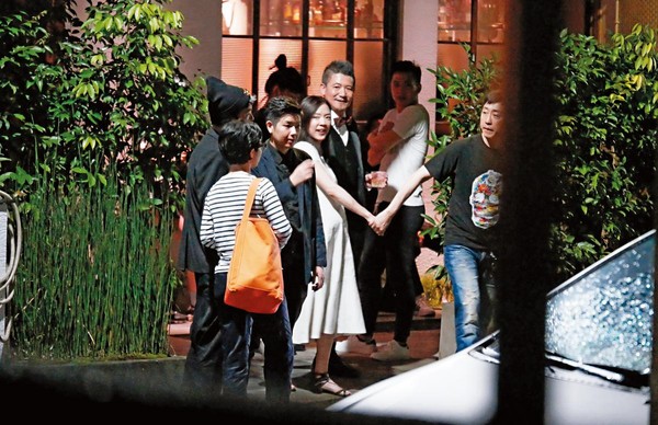 哈林（右一）緊牽著孕妻（右四）出席柯震東爸爸（右三）的酒吧開幕活動，待了近1個小時。