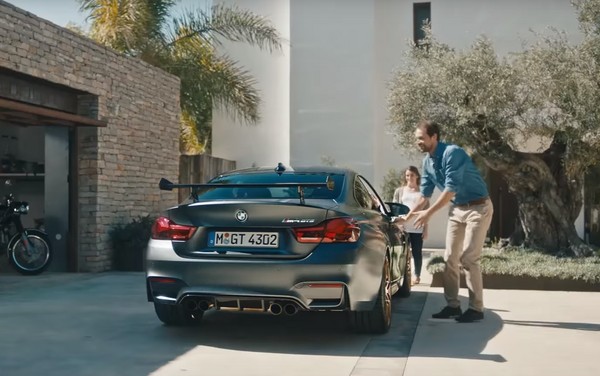 別開BMW M4 GTS去載丈母娘！別說原廠廣告沒有提醒你（圖／翻攝自BMW）