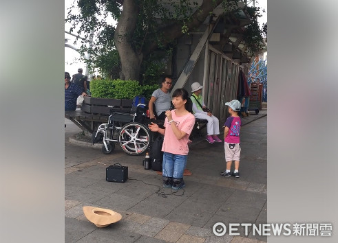 ▲淡水老街街頭女藝人唱歌超像周蕙。（圖／網友Angelina Wen授權提供）