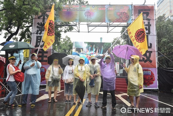 ▲▼615警察節反年金改革團體包圍立法院向警察致敬活動。（圖／記者李毓康攝）